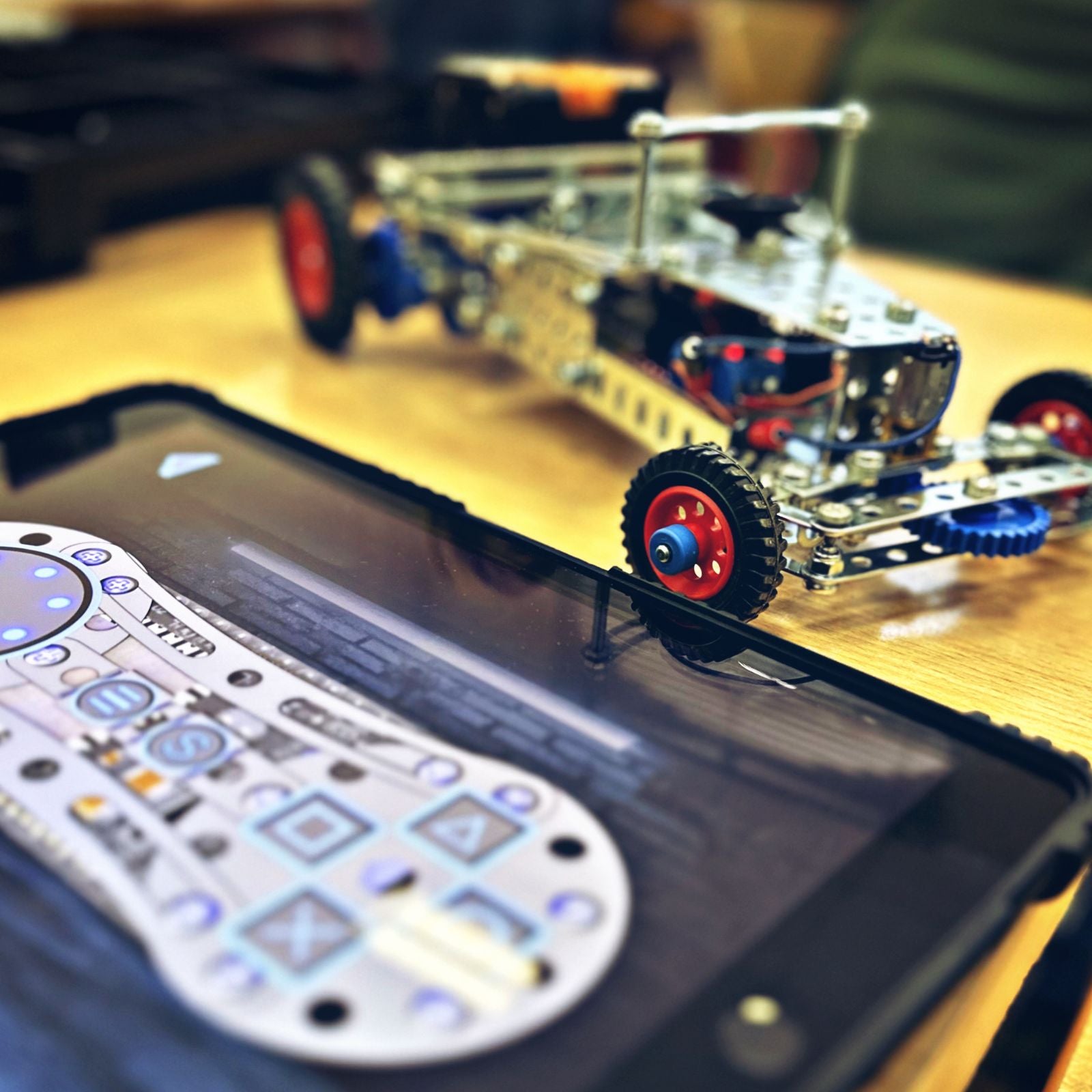 eitech-retro-car-app-gesteuert-240-teile-bau-und-programmier-set-ab-14-jahre image 4